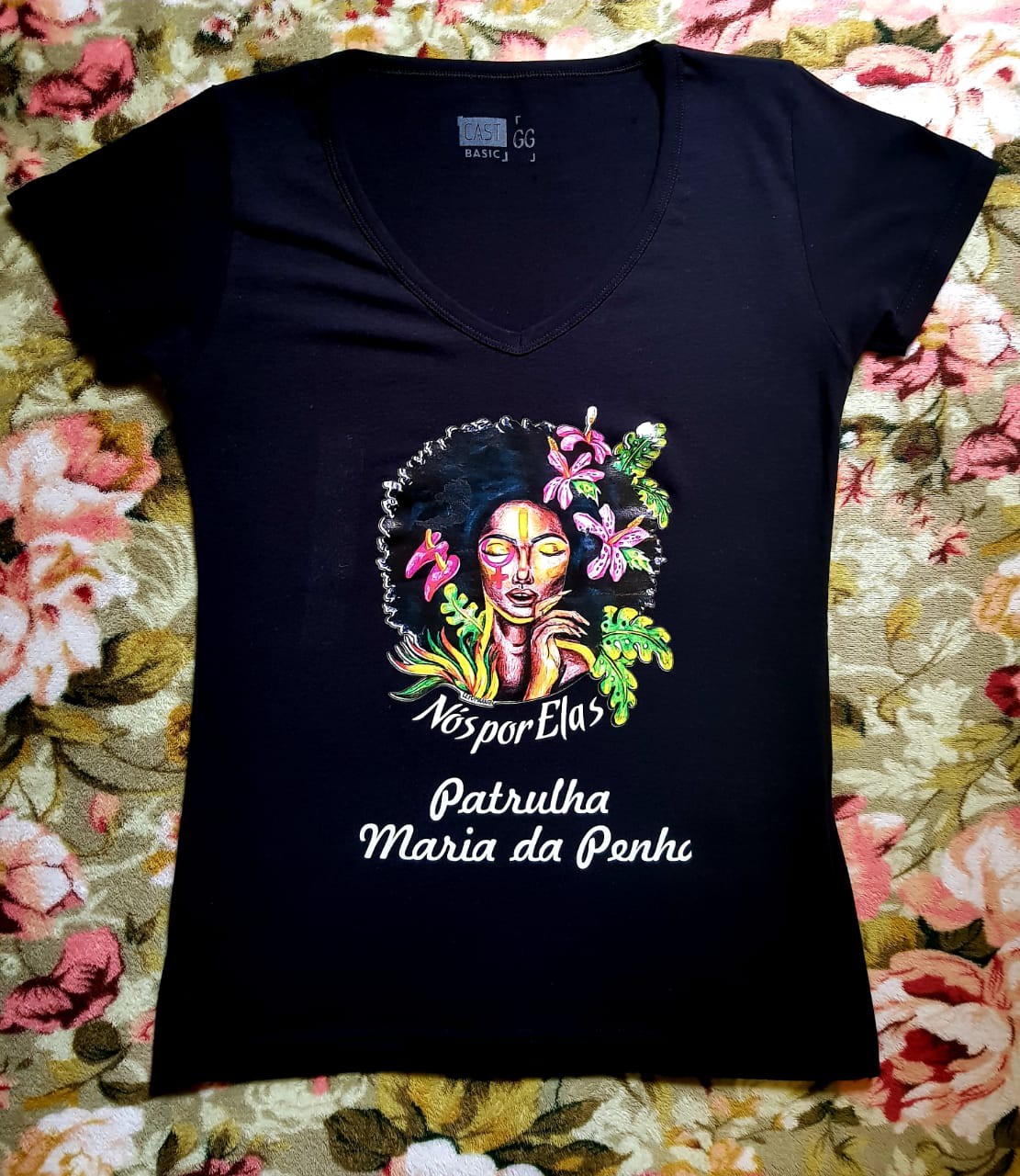 Camiseta Nós por Elas, à venda no Núcleo Maria da Penha