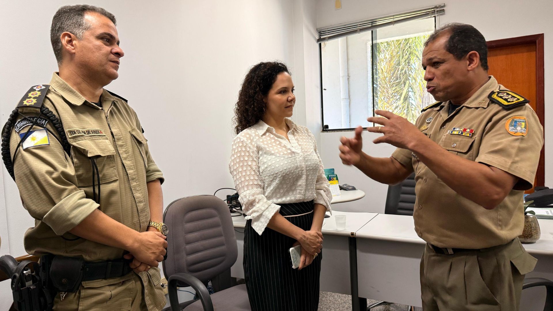 Promotora Munique Teixeira Vaz reunida com o comando da Patrulha Maria da Penha