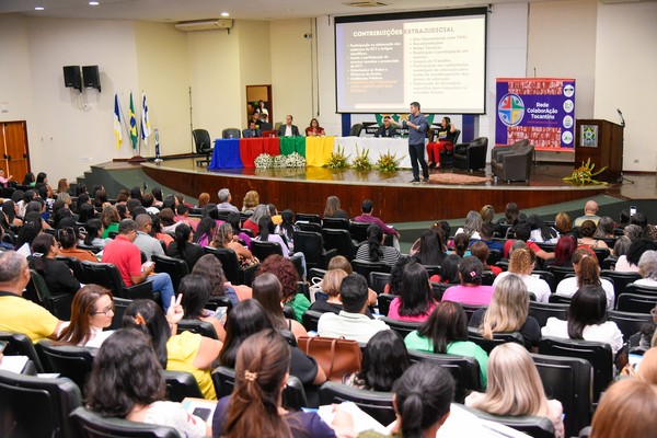 Promotor de Justiça Sidney Fiori Júnior durante palestra no auditório da UFT