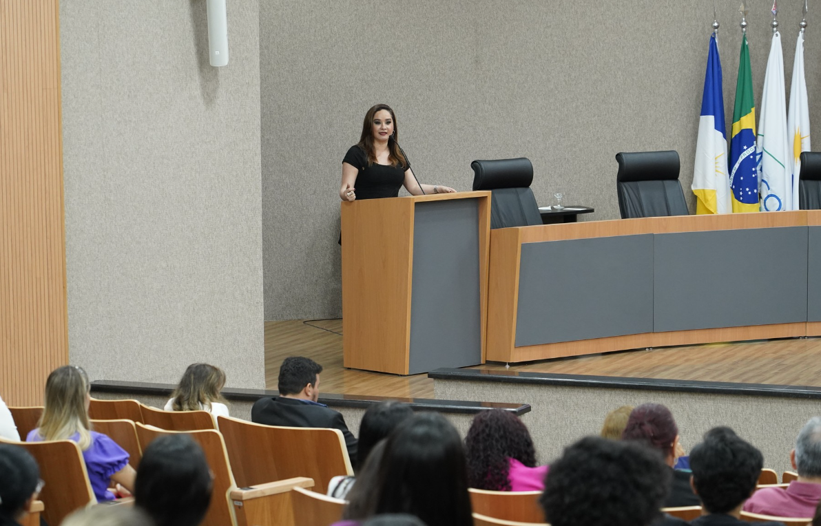 A professora doutora Artenira Silva trouxe aos presentes a palestra “Violência Psicológica e Formação de Provas”