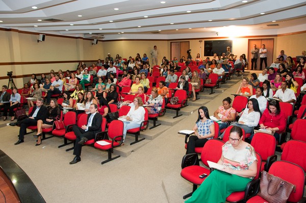 Prefeitos, Secretários Municipais e conselhos de educação, entre outras entidades representativas lotaram o auditório do MPE em Palmas