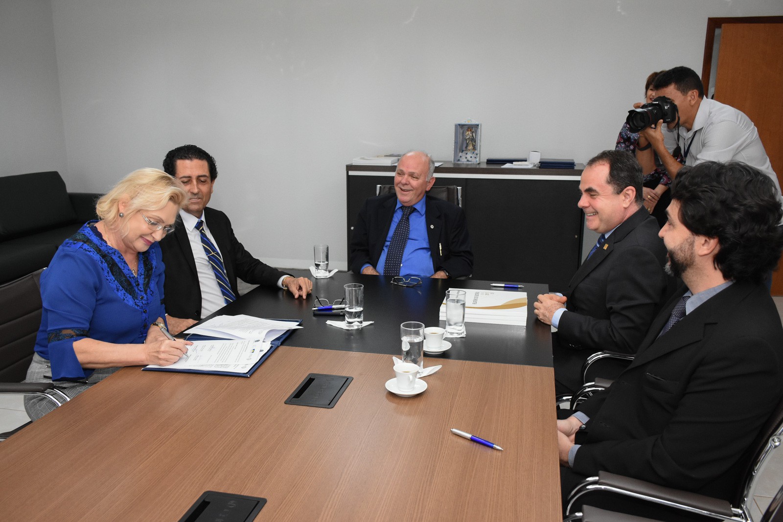 Coordenadora do Cesaf ao assinar o termo (Foto: Ronaldo Mitt)