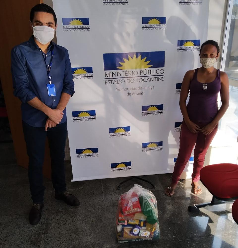 Entrega de cestas na sede da Promotoria de Justiça de Arraias