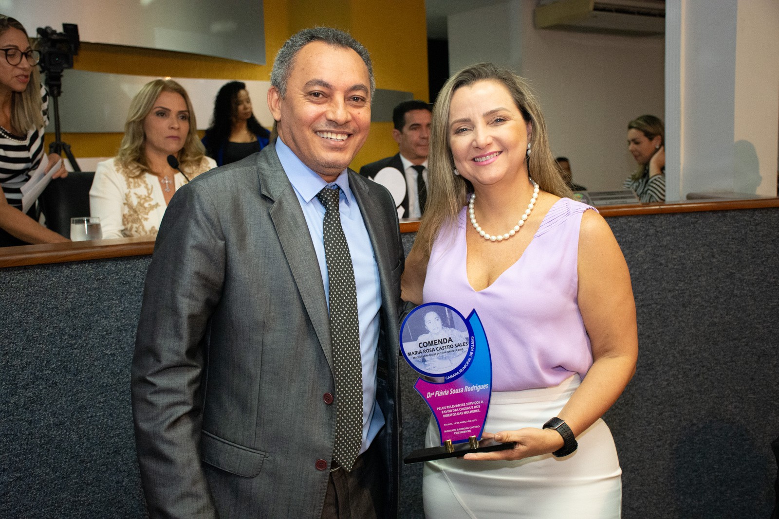 Flávia Souza Rodrigues ao receber a comenda (Foto: Ronaldo Mitt)
