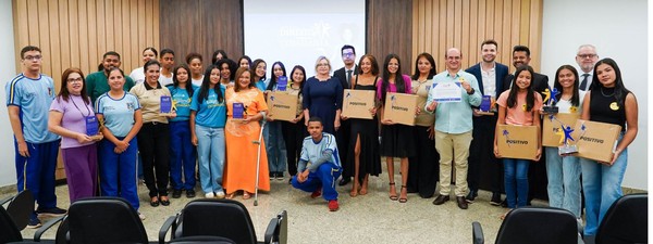 Cerimônia de entrega de prêmios aos estudantes do projeto Aprendendo Direito e Resgatando Cidadania