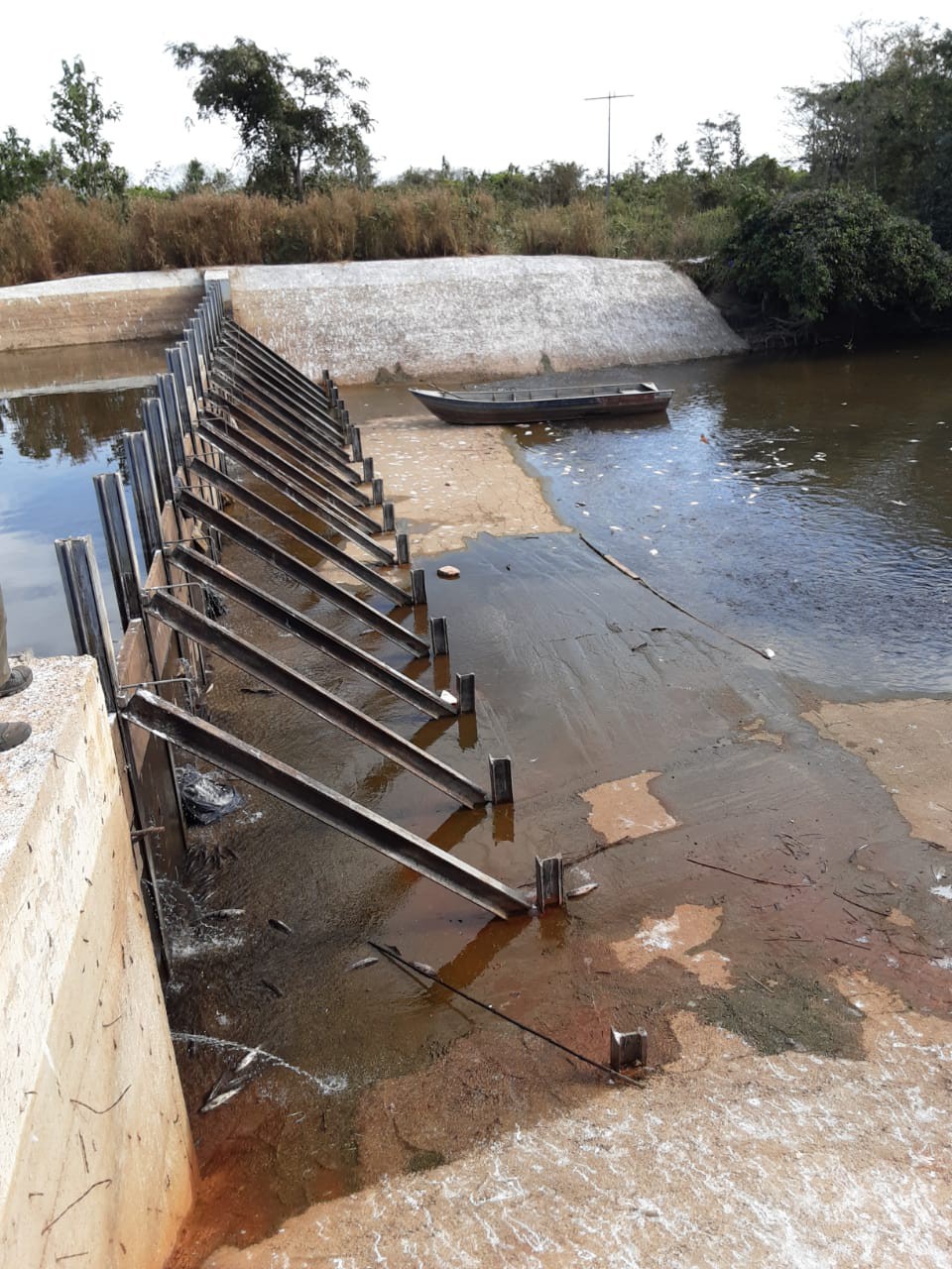 A barragem está localizada na Fazenda Três Fronteiras