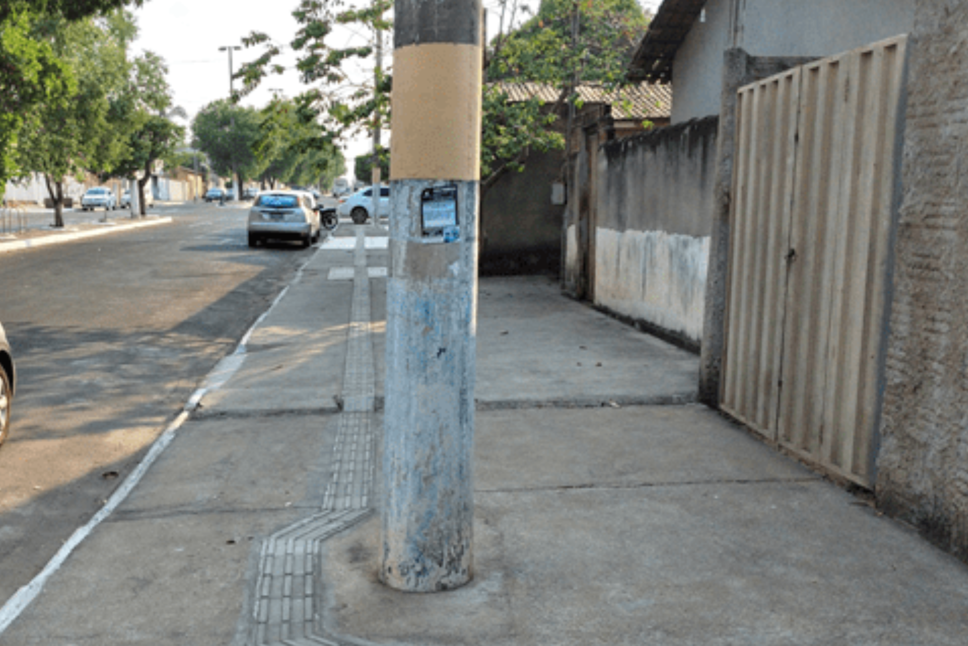 foto ilustrativa - Poste localizado no centro da faixa livre