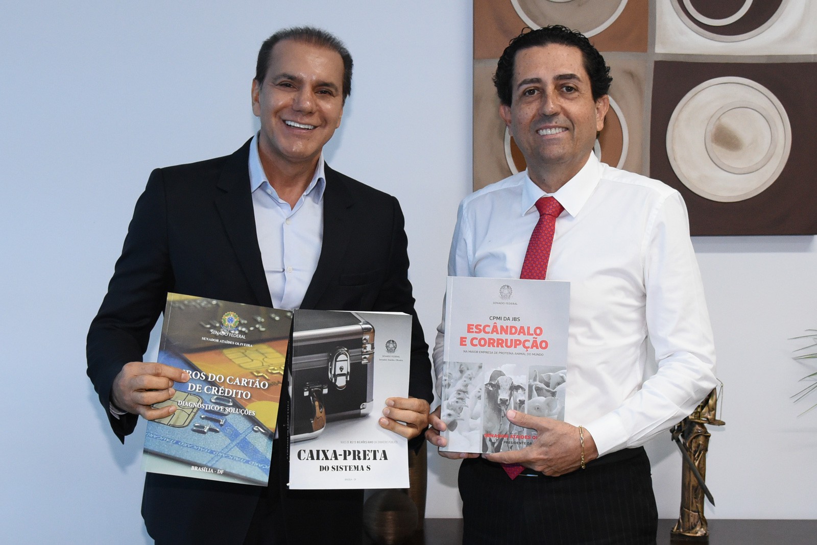 Durante visita ex-senador presenteou José Omar com publicações