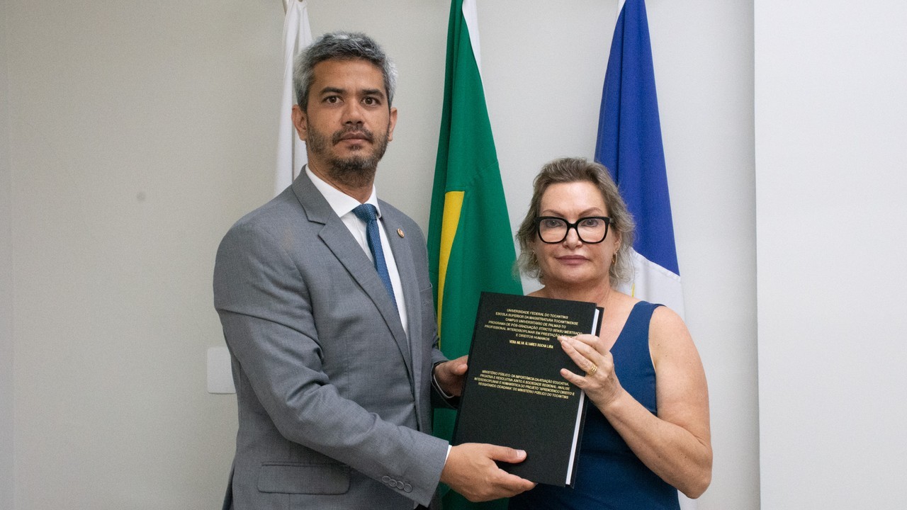 A procuradora fez a entrega da cópia do trabalho de conclusão de curso