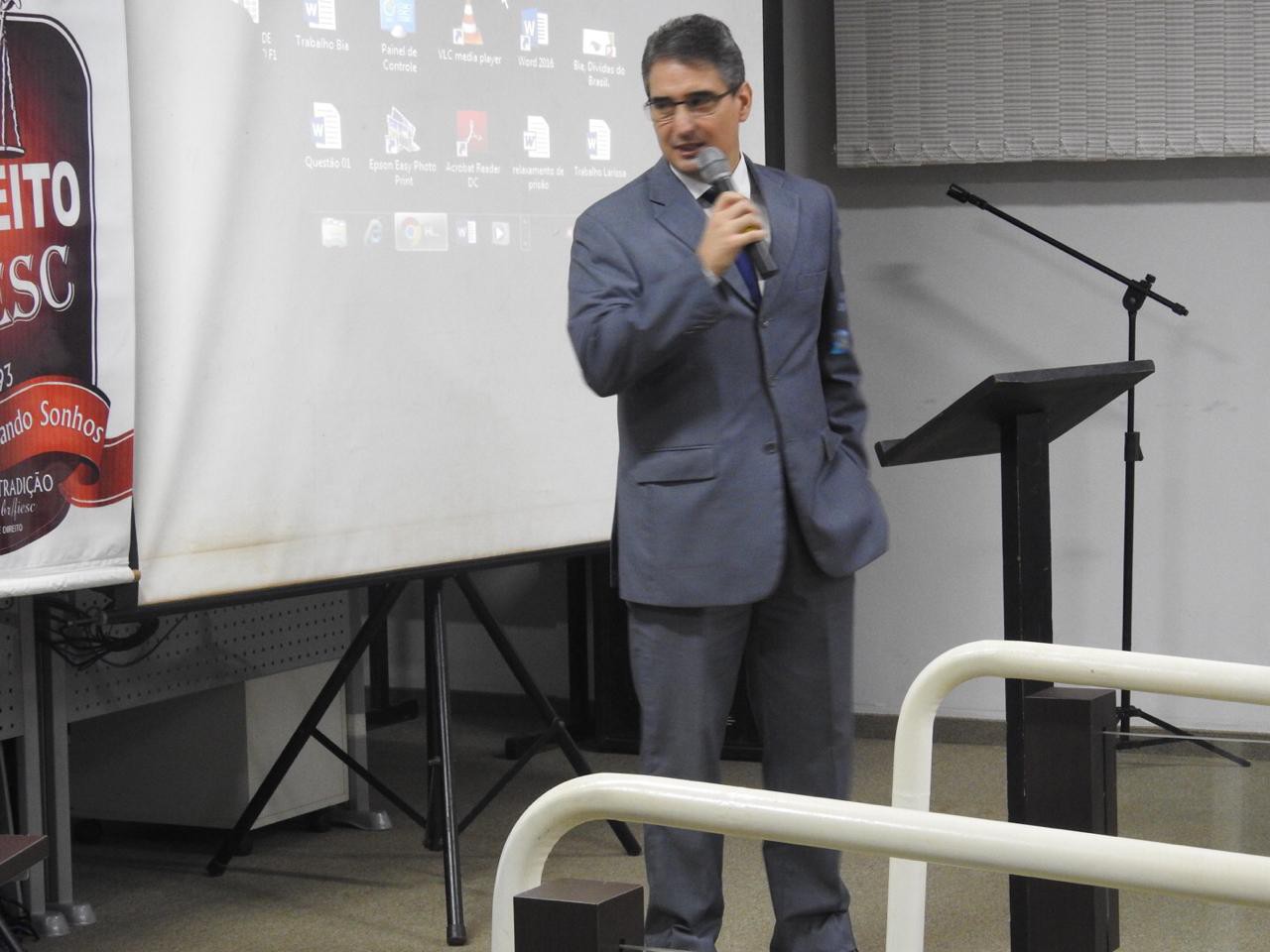  Promotor de Justiça durante aula inaugural de direito