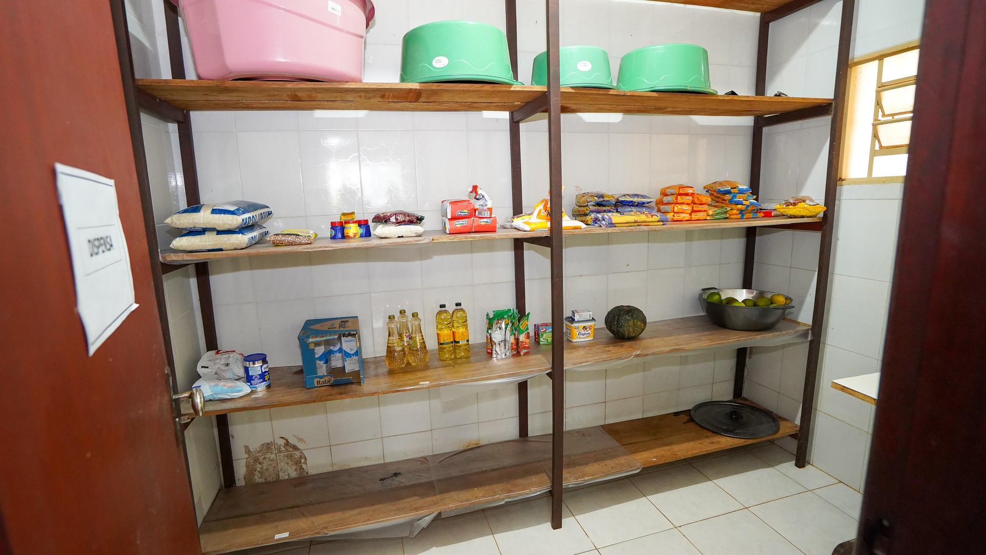 Alimentos armazenados em uma das instituições vistoriadas