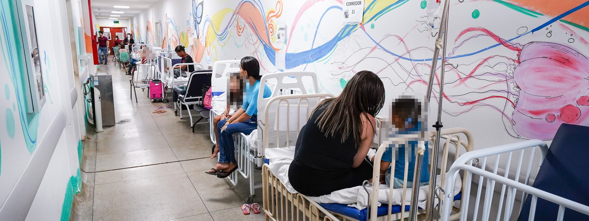 Corredor foi transformado em sala verde, com 14 leitos instalados