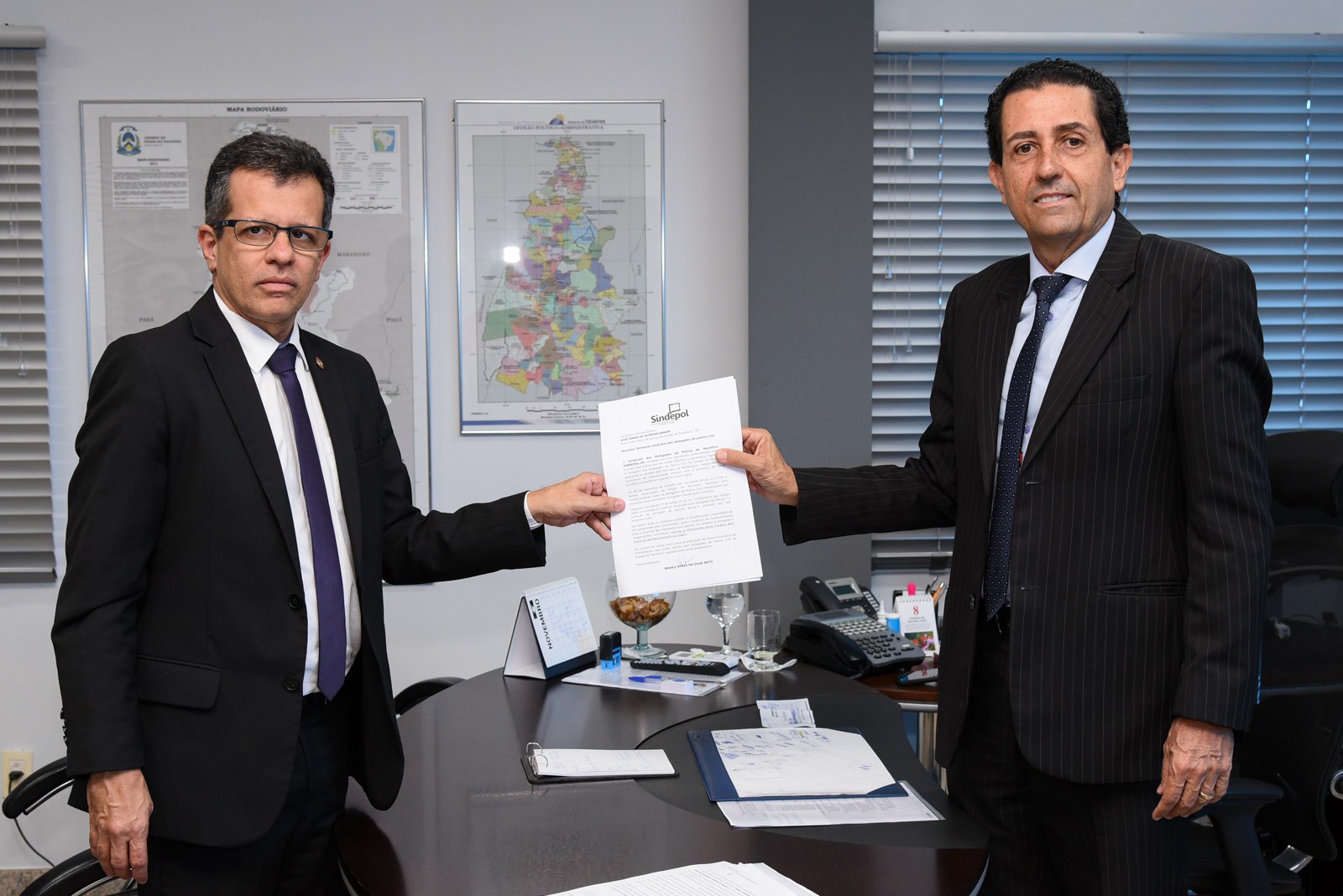 Vice-presidente do Sindepol, Ibanês Ayres e o PGJ, José Omar