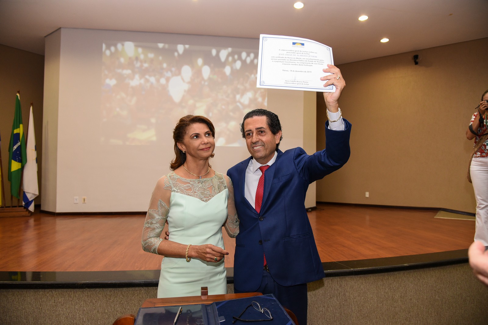 José Omar após a assinatura de seu termo de aposentadora