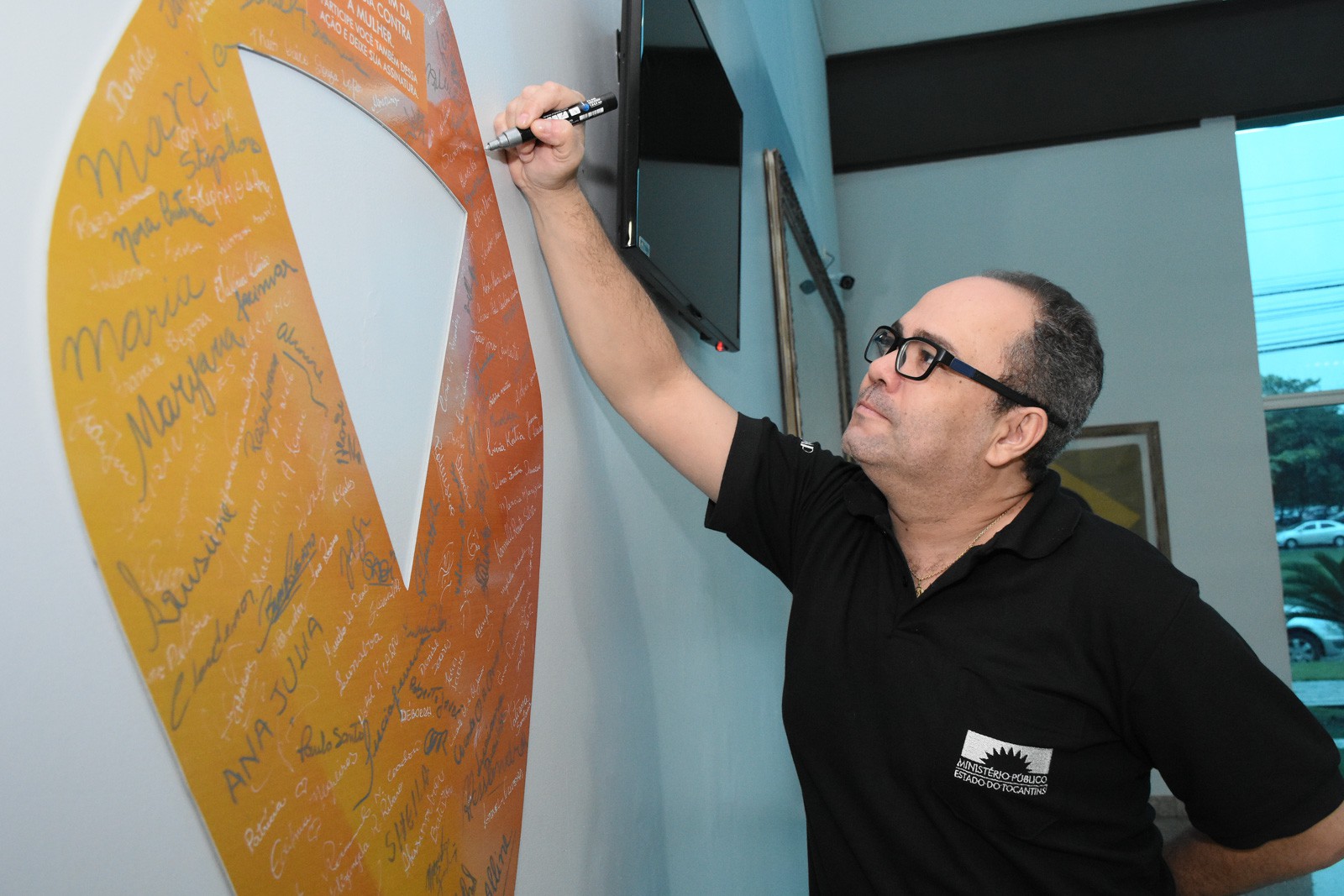 A ideia é transformar o laço laranja em laço branco, por meio das assinaturas