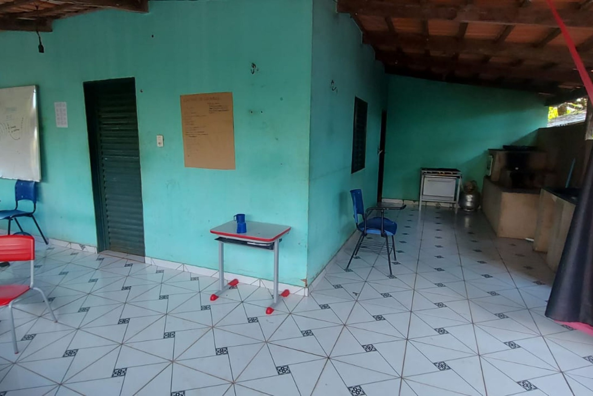 Na zona rural, sala de aula funciona em espaço inadequado