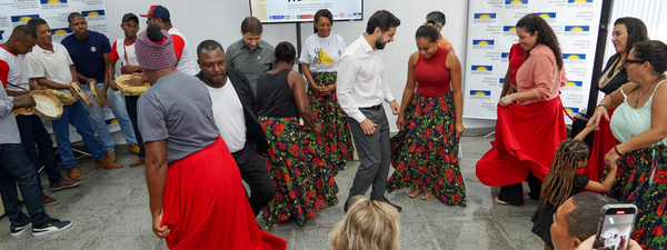 Comunidade e representantes das instituições dançaram suça juntos