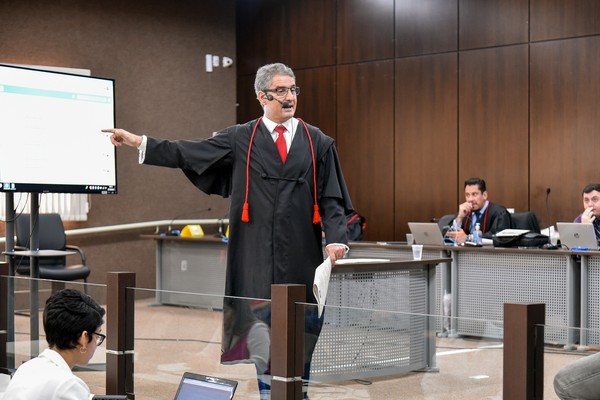 Promotor de Justiça Daniel José de Oliveira Almeida em momento do debate