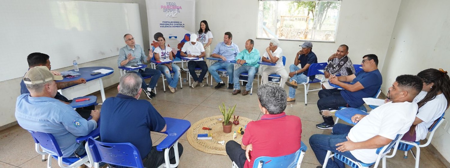 Promotor Konrad Wimmer em conversa com homens no evento sobre a importância do diálogo e da paciência