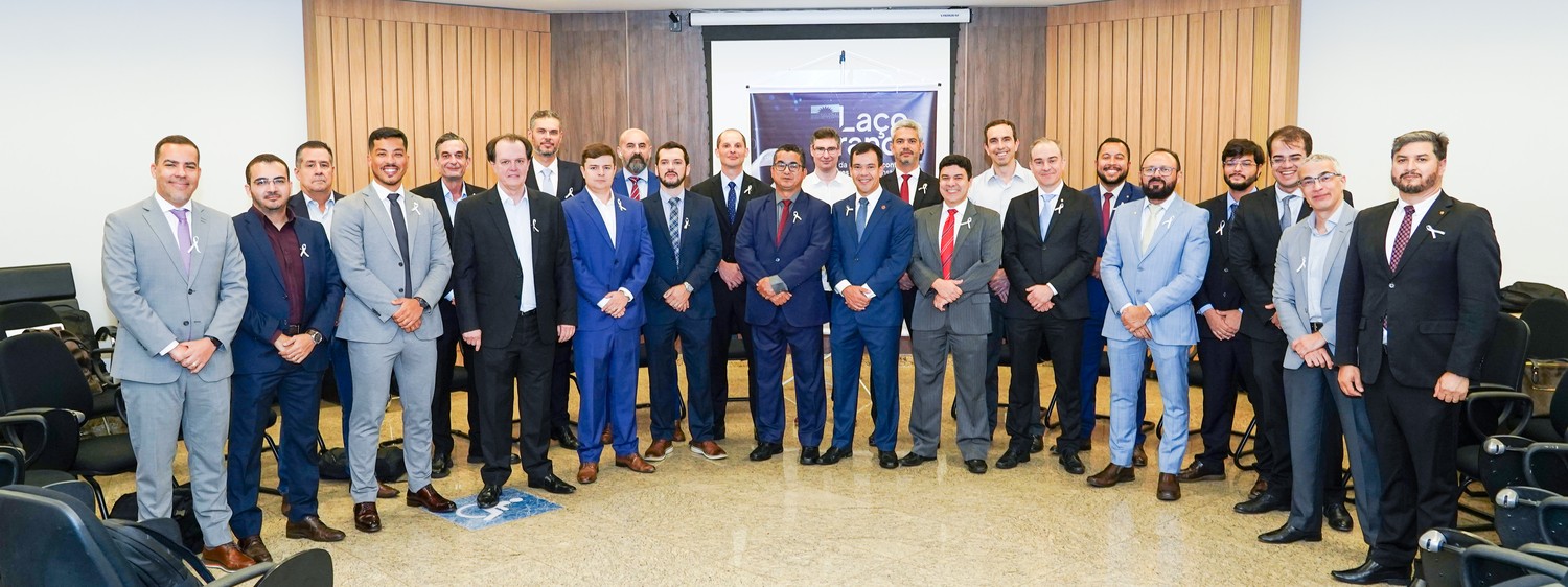 Promotores de Justiça com o laço branco